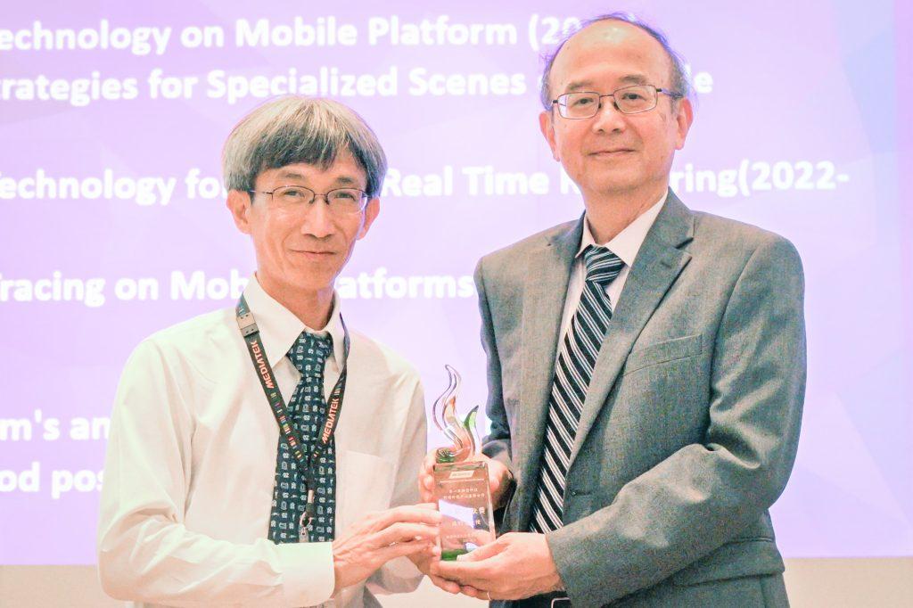 台師大資工系教授張鈞法（左）獲首屆「聯發科技前瞻研究中心產學合作卓越貢獻獎」。
