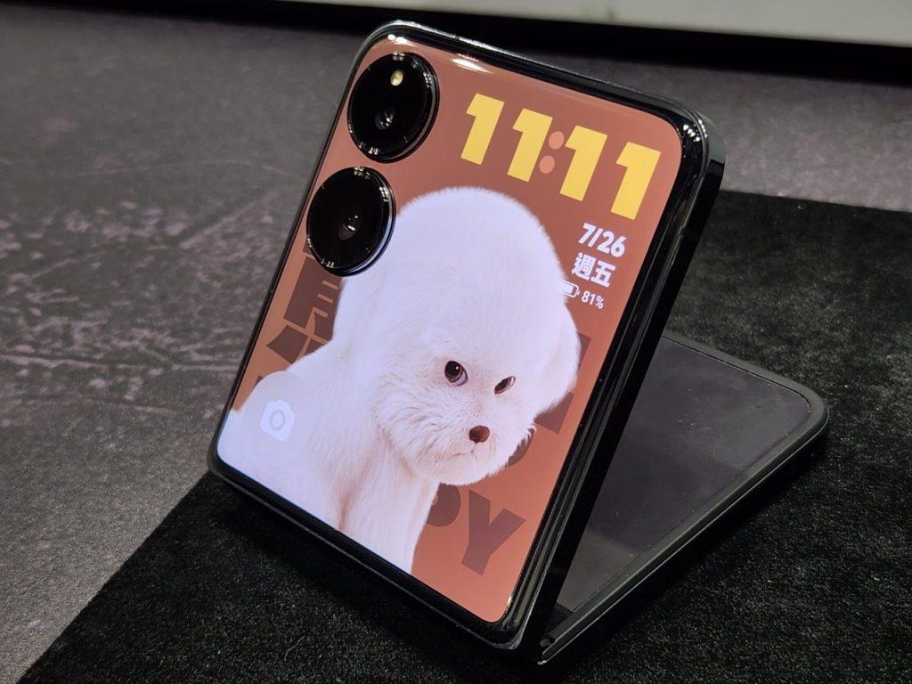 Xiaomi MIX Flip 僅重192克，其中採雙窄縫設計的聽筒結合三麥克風位置，展開或折疊都能提供清晰通話體驗。