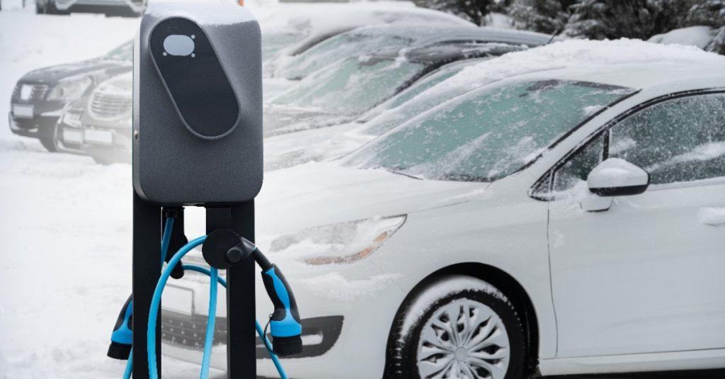電動車里程面臨極端氣候挑戰，有些特定車型在極寒環境中，可能損失高達30%的電池行駛里程。