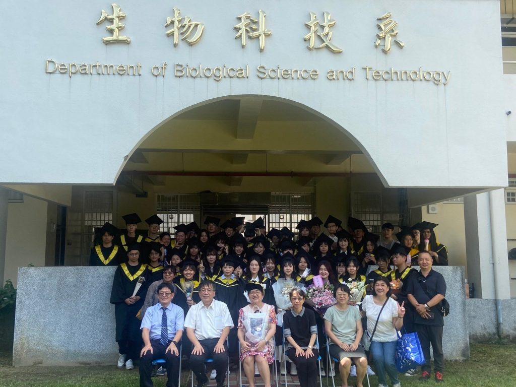 屏東科技大學生物科技系小畢典合影。