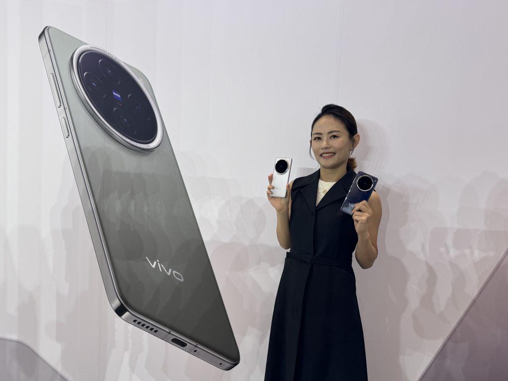 vivo 台灣總經理陳怡婷回對未來是否引進 X200 系列的 Mini 版本，表示須靜觀 X200 與 X200 Pro 的銷售表現。