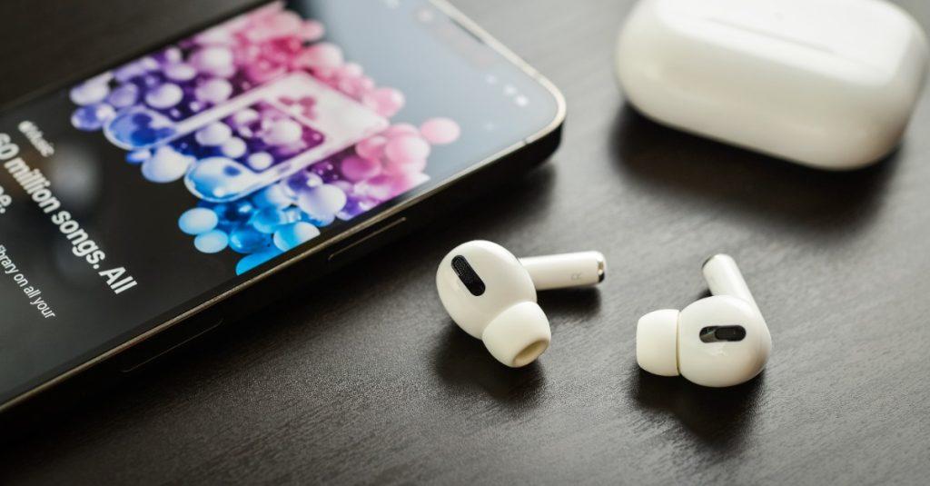 蘋果在新推出的AirPods Pro 2中，加入了針對聽障群體的聽力輔助功能，並且針對市場需求進行了創新。