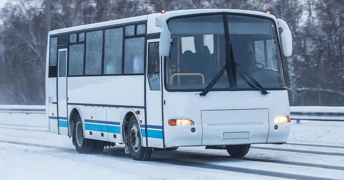 寒冷天氣會降低電池效能，導致行駛距離縮短，為電動公車運行帶來挑戰。