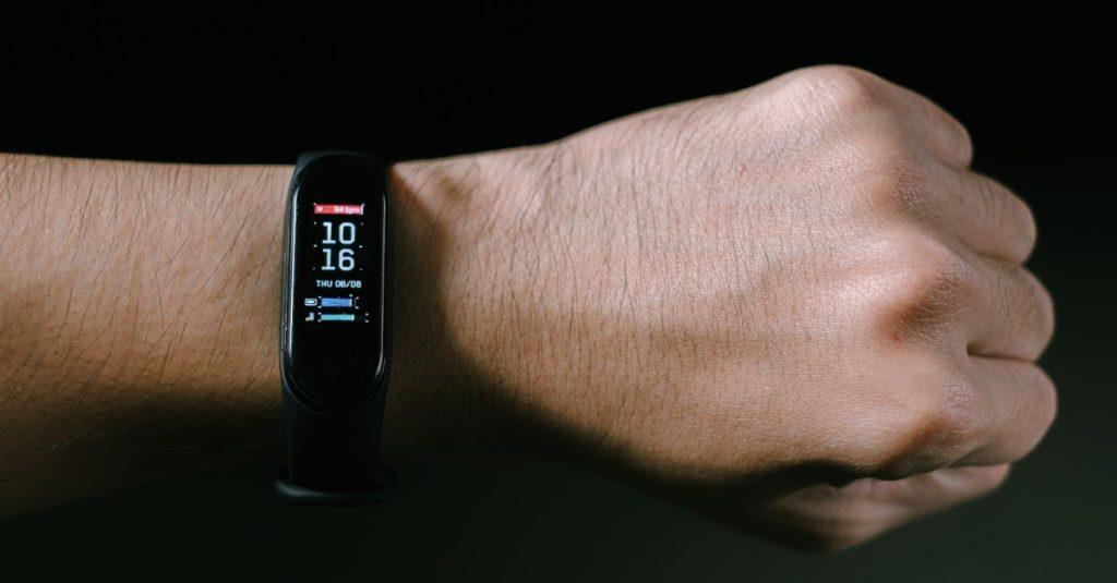 智慧手錶Fitbit利用個人化演算法準確預測躁鬱症相關情緒的發作。