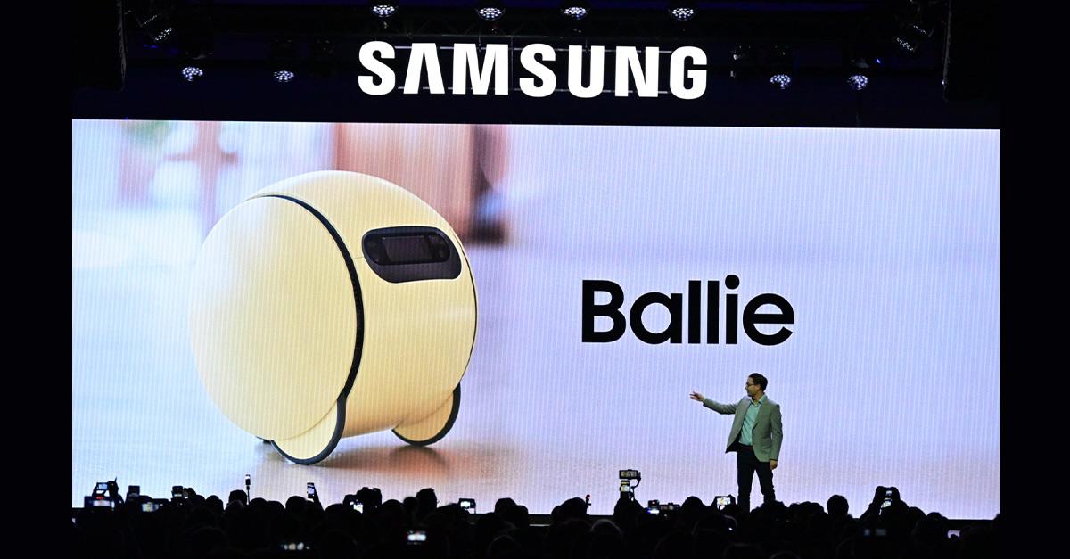 AI家用機器人「Ballie」，不僅能幫忙照顧寵物、投影影片和接聽電話，當用戶情緒低落時，它還能播放適合的音樂，試圖扮演陪伴型AI助手的角色。