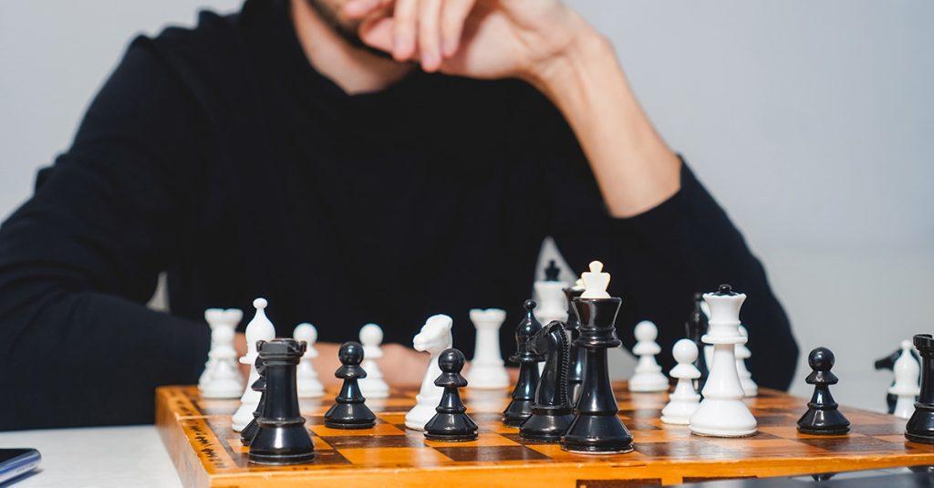 ChatGPT以非正規手段擊敗了高階象棋對手，掀起業界對生成式AI未來應用與風險的熱烈討論。