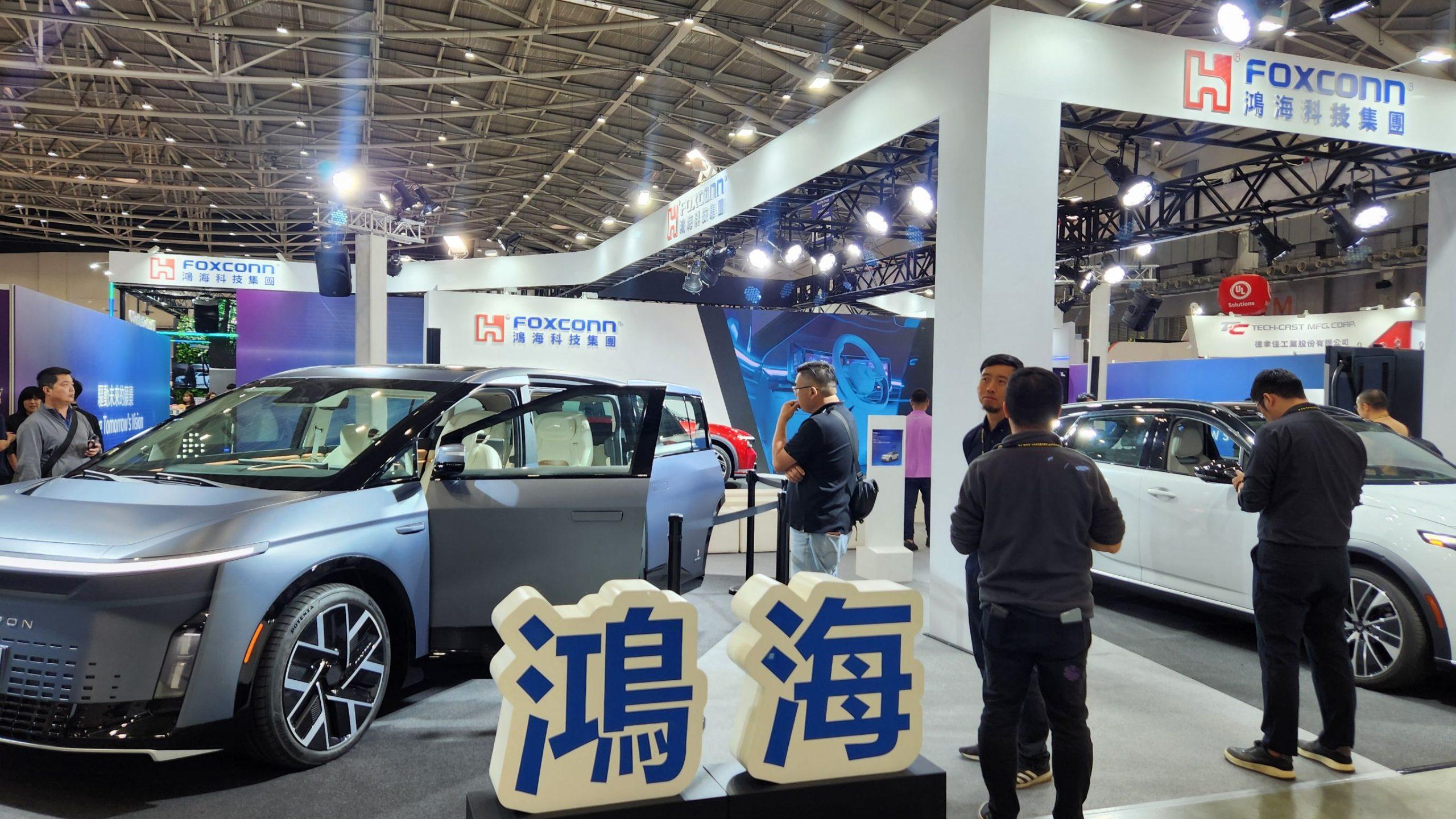鴻海在車用電子展秀最新電動車款、結合AI技術的三電零組件及充電系統等等。